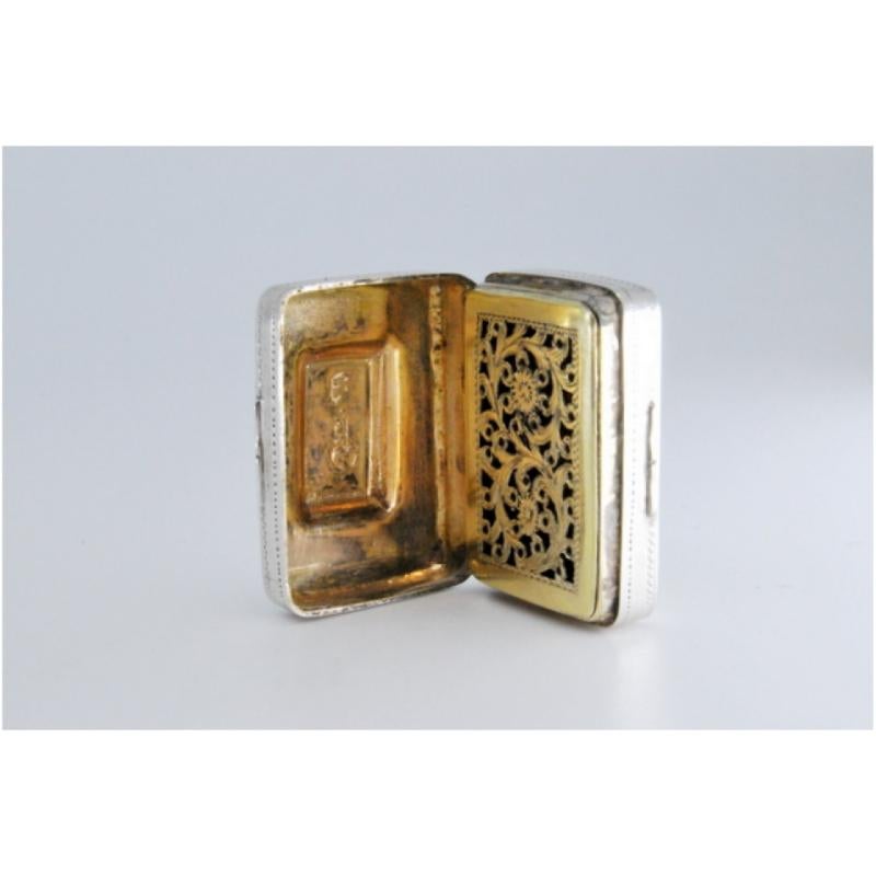 Silver-gold vinaigrette box with engraving on both sides, George IV period For Sale 1