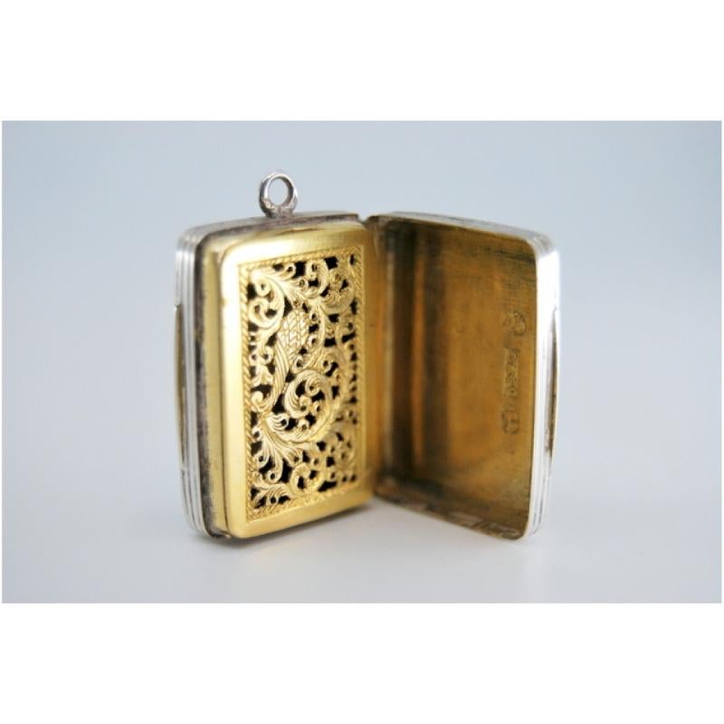 Silver-gold vinaigrette box with engraving on both sides, George IV period For Sale 2