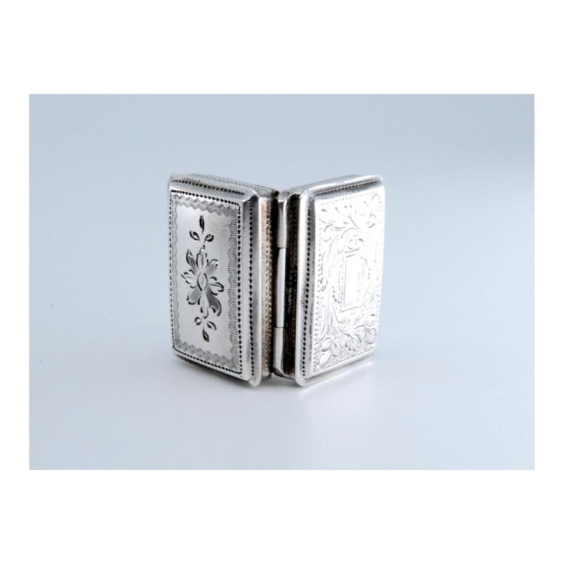 Silver-gold vinaigrette box with engraving on both sides, George IV period For Sale 2