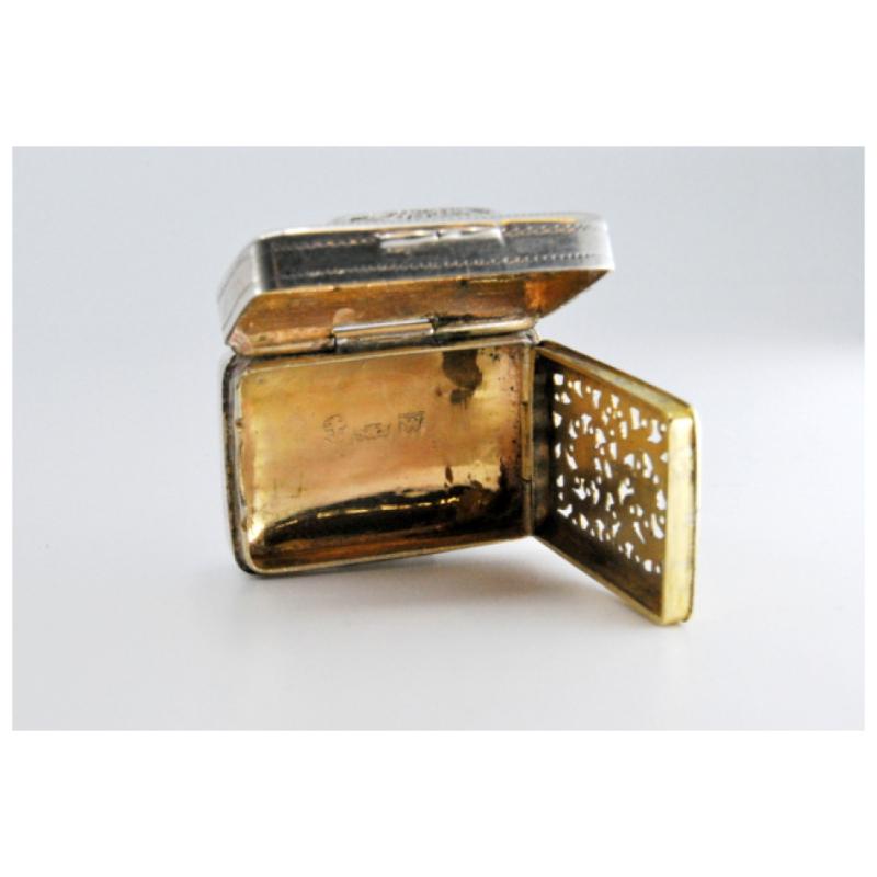 Silver-gold vinaigrette box with engraving on both sides, George IV period For Sale 2
