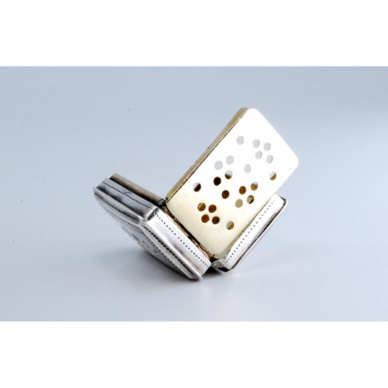 Silver-gold vinaigrette box with engraving on both sides, George IV period For Sale 3