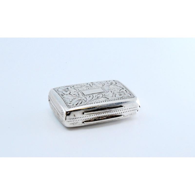 Silver-gold vinaigrette box with engraving on both sides, George IV period For Sale 3