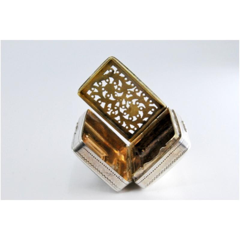 Silver-gold vinaigrette box with engraving on both sides, George IV period For Sale 3