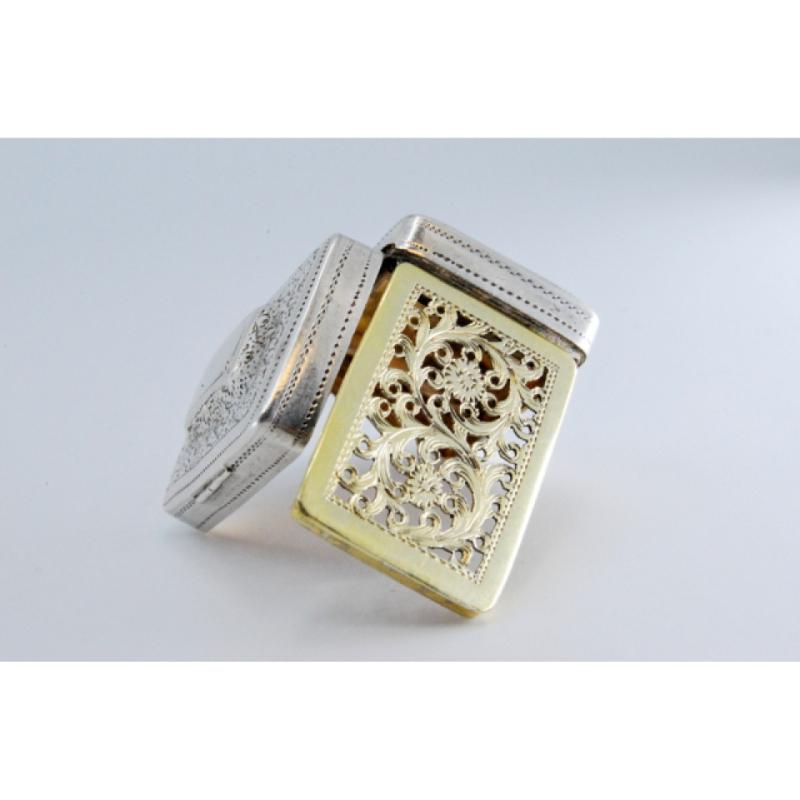Silver-gold vinaigrette box with engraving on both sides, George IV period For Sale 4