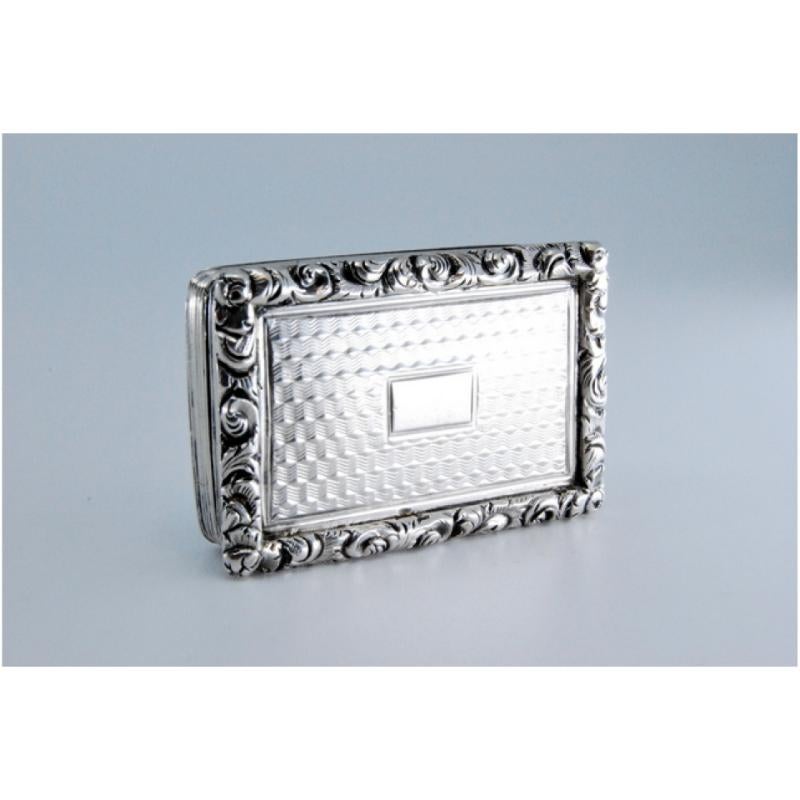 Description: Silver and gold vinaigrette box with friezes and reliefs on the lid from the George IV period. Metal: Silver - Gold. Origin: English. Brand: Birmingham. Weight: 17.11 grams. Dimensions: 3.7x0.8cm. Content: 925/1000 (Silver) - 375/1000