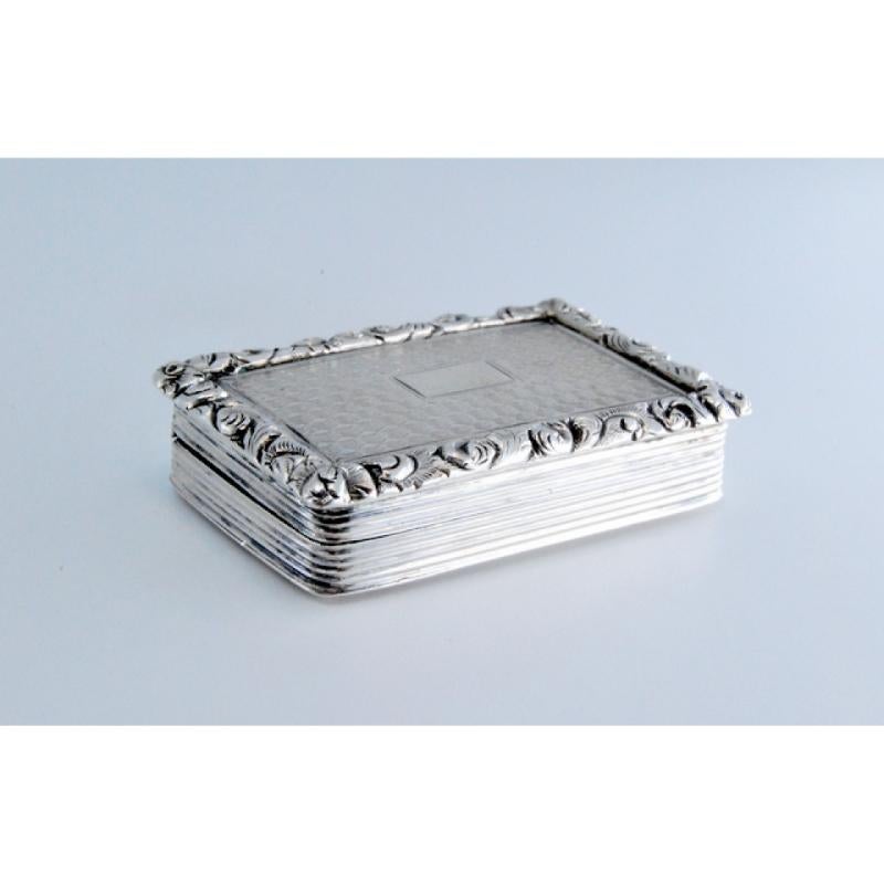 Silver-gold vinaigrette box with friezes and perforated lid, William IV period In Good Condition For Sale In Porto, PT