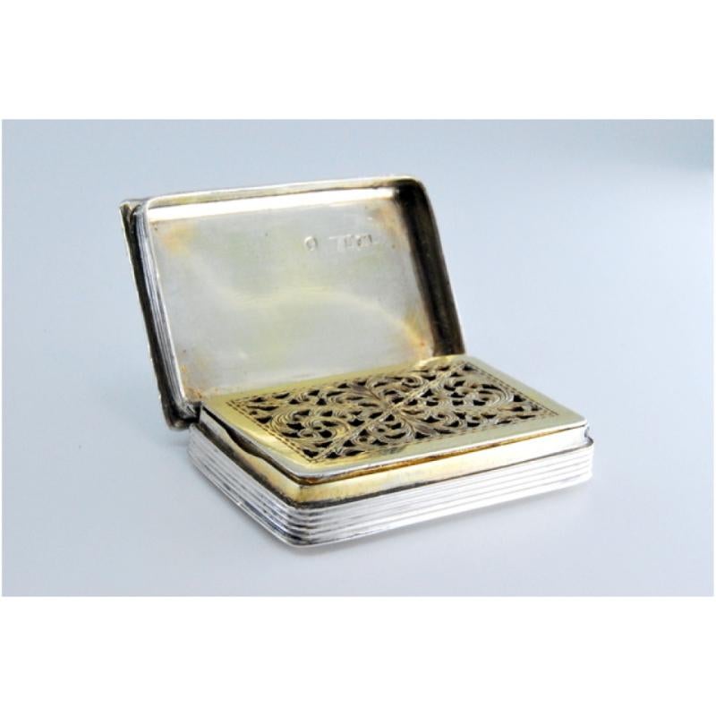19th Century Silver-gold vinaigrette box with friezes and perforated lid, William IV period For Sale