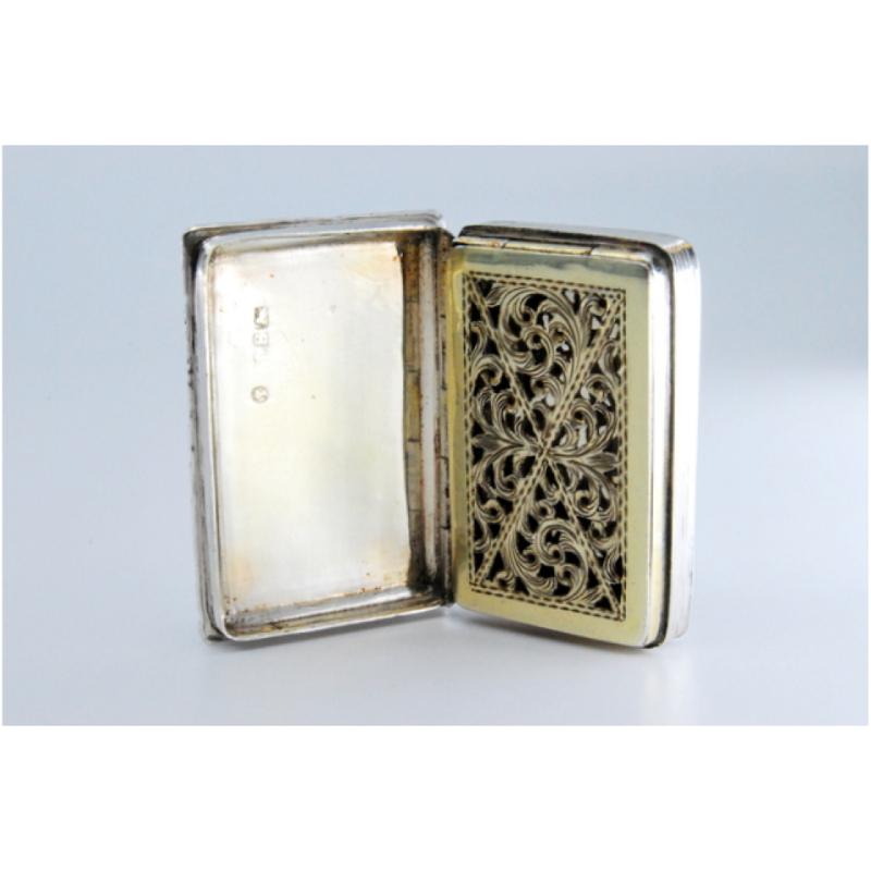 Silver-gold vinaigrette box with friezes and perforated lid, William IV period For Sale 2