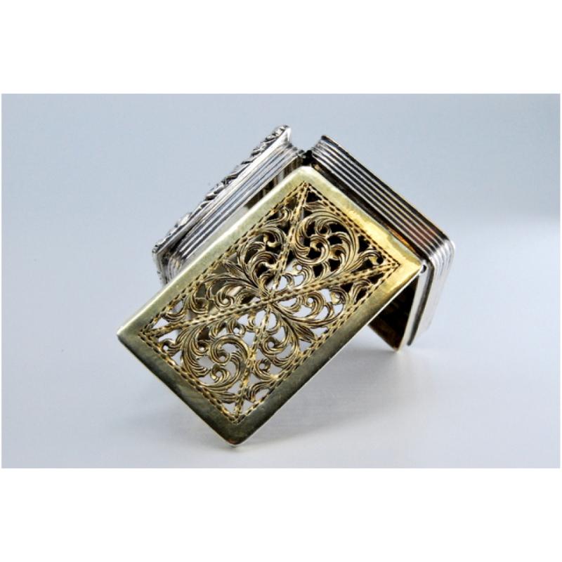 Silver-gold vinaigrette box with friezes and perforated lid, William IV period For Sale 3