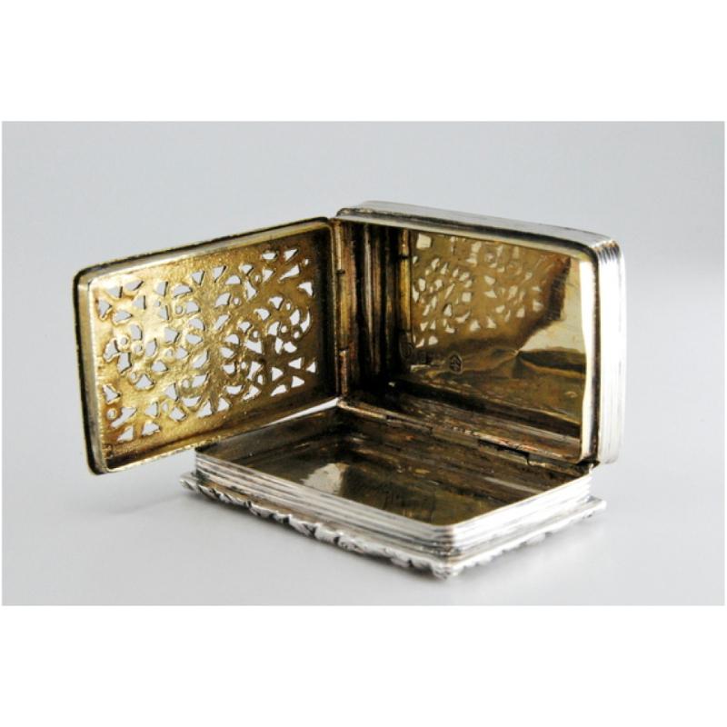 Silver-gold vinaigrette box with friezes and perforated lid, William IV period For Sale 4