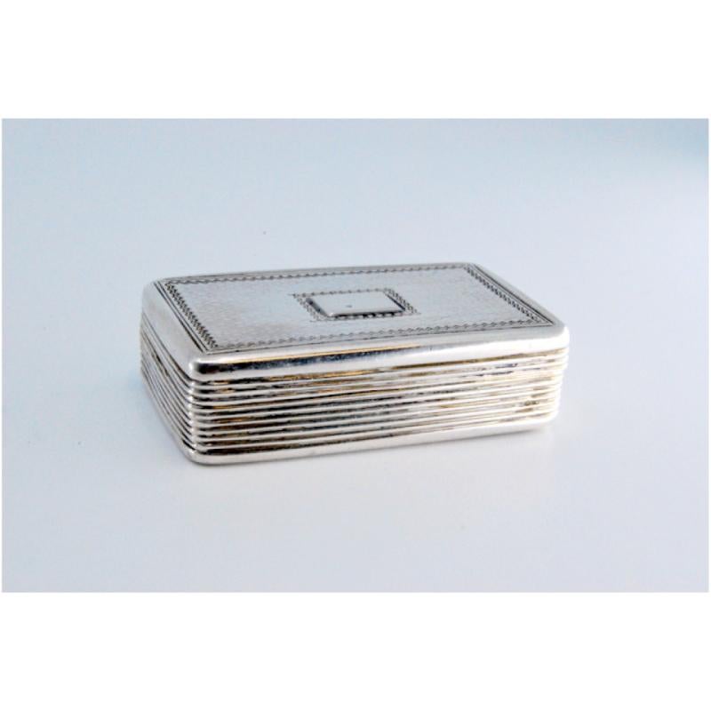 Beschreibung: Silber und Gold Vinaigrette-Box mit Deckel trimmen und William IV Zeitraum Verpackung. . Metall: Silber - Gold. Herkunft: Englisch. Marke: London. Gewicht: 17,83 Gramm. Abmessungen: 4x1cm. Inhalt: (Silber)925/1000 - (Gold)375/1000.