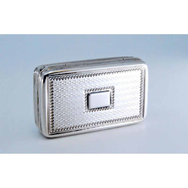 Silver-gold vinaigrette box with friezes and raised lid, George IV period (Europäisch) im Angebot