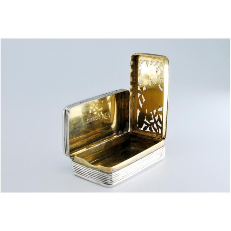 Silver-gold vinaigrette box with friezes and raised lid, George IV period (19. Jahrhundert) im Angebot