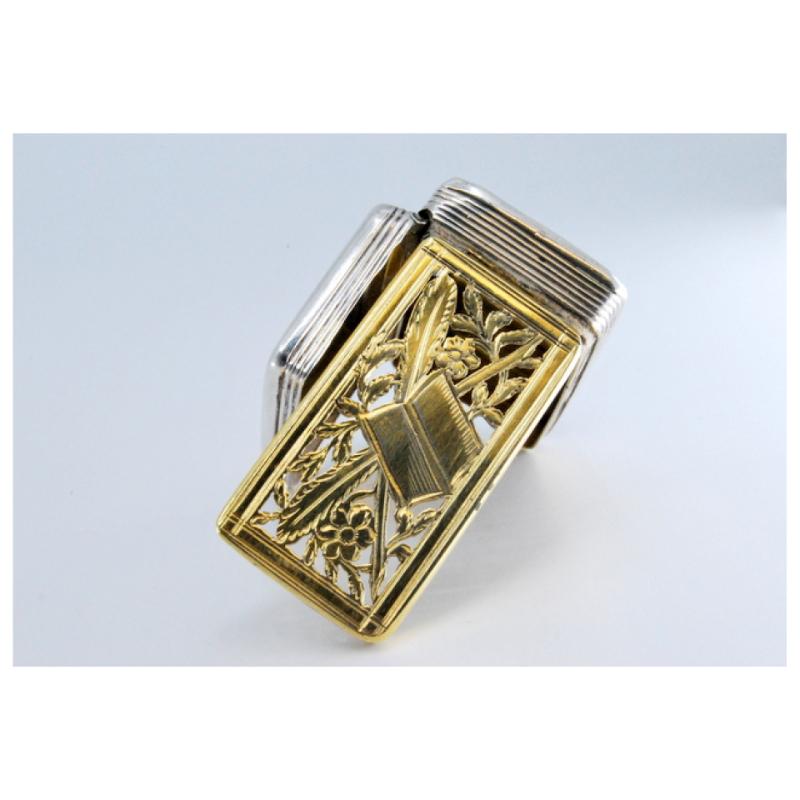 Silver-gold vinaigrette box with friezes and raised lid, George IV period (Silber) im Angebot