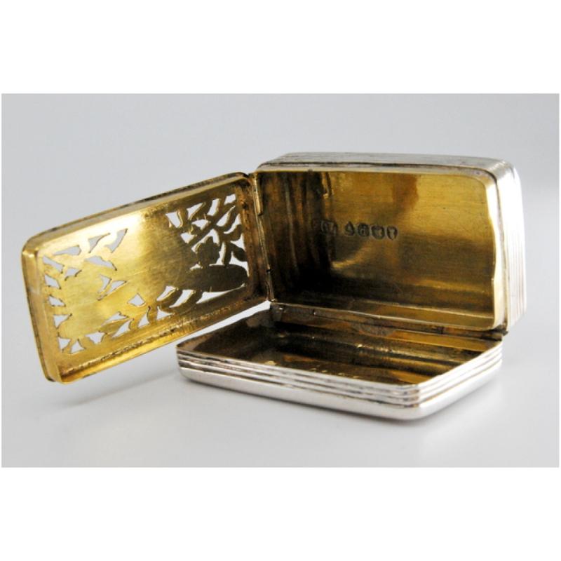 Silver-gold vinaigrette box with friezes and raised lid, George IV period im Angebot 1