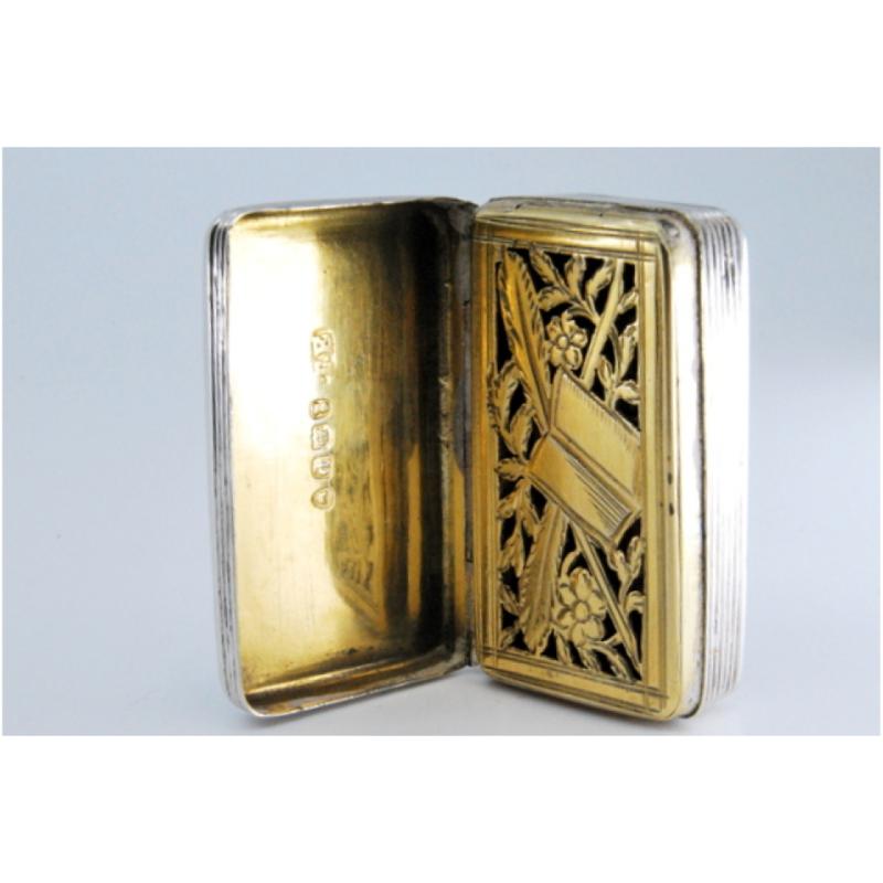 Silver-gold vinaigrette box with friezes and raised lid, George IV period im Angebot 2