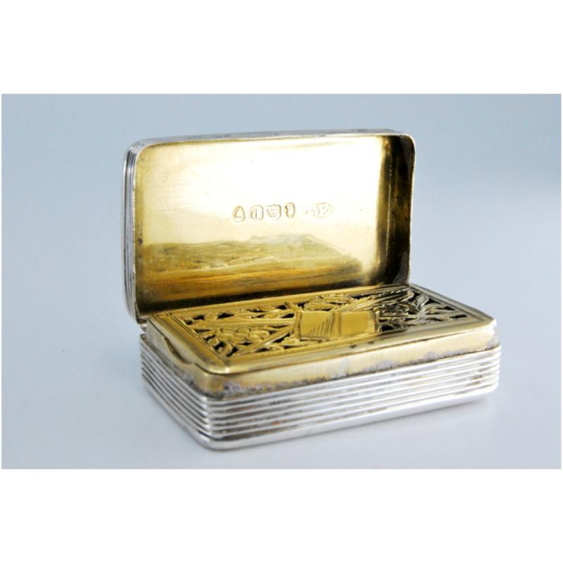 Silver-gold vinaigrette box with friezes and raised lid, George IV period im Angebot 3