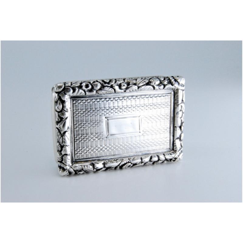 Silver-gold vinaigrette box with friezes and relief lid, George IV period im Angebot 4