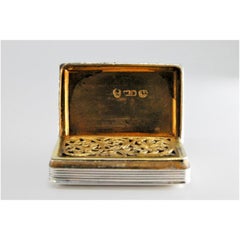 Scatola da vinaigrette in argento e oro con fregi e coperchio a rilievo, periodo Giorgio IV