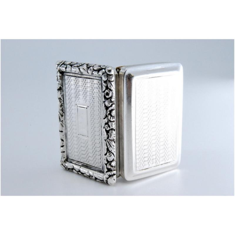 Silver-gold vinaigrette box with friezes and relief lid, George IV period (Europäisch) im Angebot