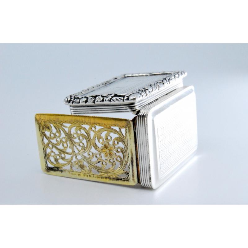 Silver-gold vinaigrette box with friezes and relief lid, George IV period (19. Jahrhundert) im Angebot