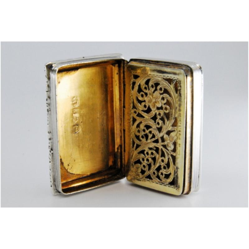 Silver-gold vinaigrette box with friezes and relief lid, George IV period im Angebot 1