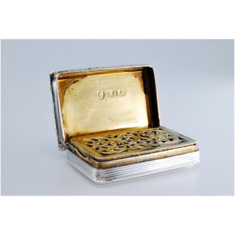 Silver-gold vinaigrette box with friezes and relief lid, George IV period im Angebot 2