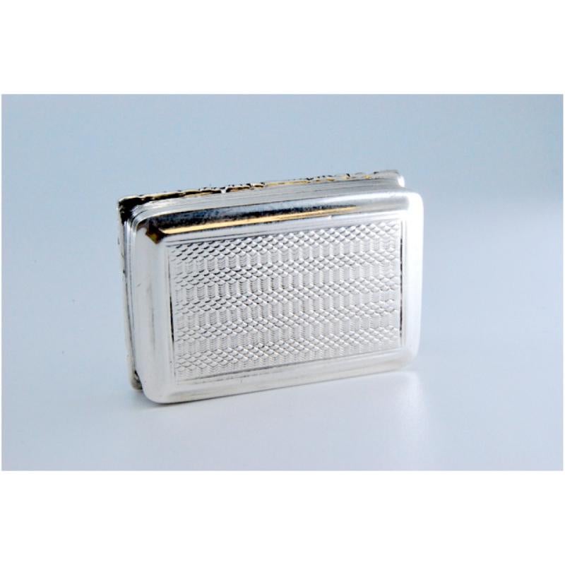 Silver-gold vinaigrette box with friezes and relief lid, George IV period im Angebot 3