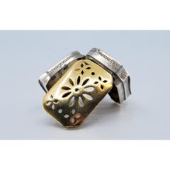 Silver-gold vinaigrette box with geometric lid engraving, George III period