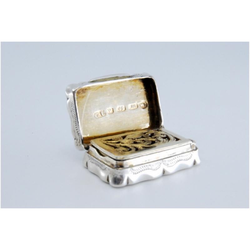 Silver-gold vinaigrette box with geometric lid engraving, Victorian period (19. Jahrhundert) im Angebot