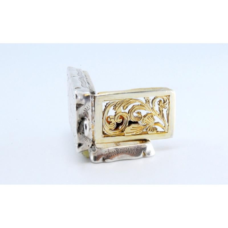 Silver-gold vinaigrette box with geometric lid engraving, Victorian period im Angebot 1