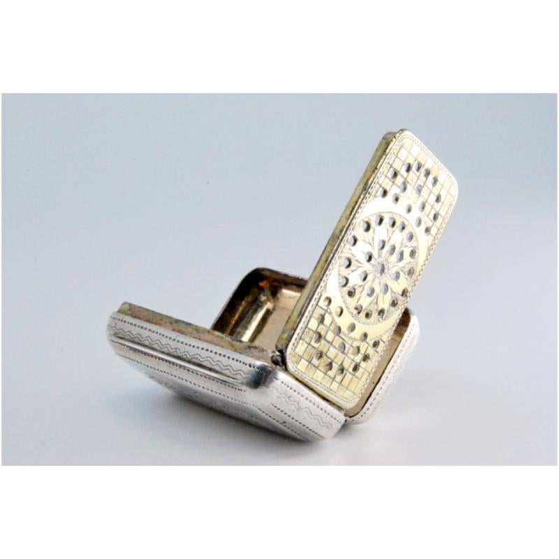 Description: Silver and gold vinaigrette box with geometric figures on both sides, George III period. Metal: Silver - Gold. Origin: English. Brand: Birmingham. Weight: 11.62 grams. Dimensions: 3.2x0.9cm. Content: 925/1000 (Silver) - 375/1000 (Gold).