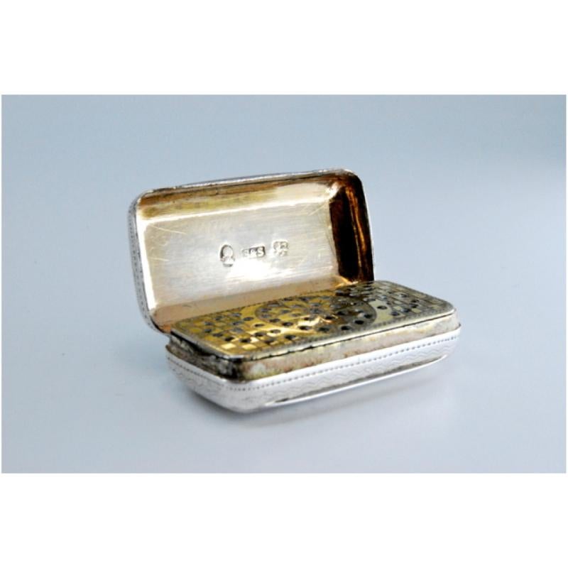 Silver-gold vinaigrette box with geometric patterns, George III period For Sale 2