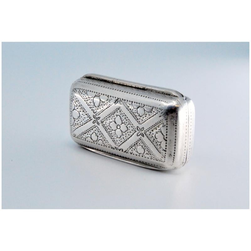 Silver-gold vinaigrette box with geometric patterns, George III period For Sale 3