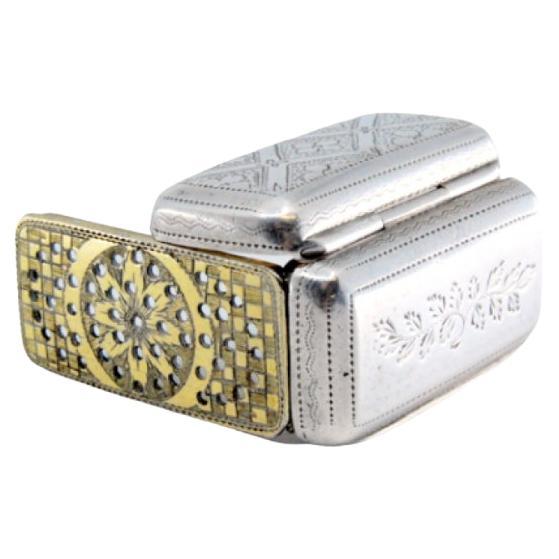 Silver-gold vinaigrette box with geometric patterns, George III period For Sale