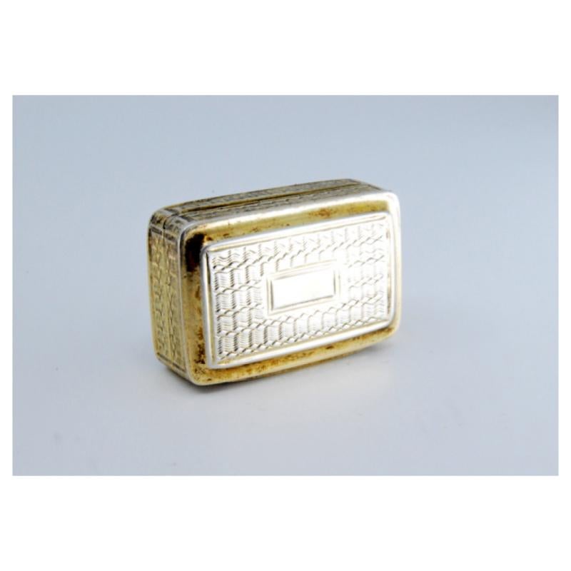 Description: Silver and gold vinaigrette box with engraving on the lid and casing from the George IV period. Metal: Silver - Gold. Origin: English. Brand: Birmingham. Weight: 13.22 grams. Dimensions: 3x1cm. Content: Silver (925/1000) - Gold