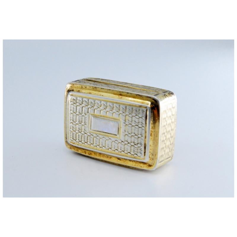 European Silver-gold vinaigrette box with lid and casing engraving, George IV period For Sale