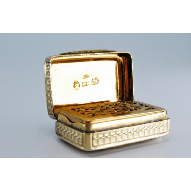 19th Century Silver-gold vinaigrette box with lid and casing engraving, George IV period For Sale