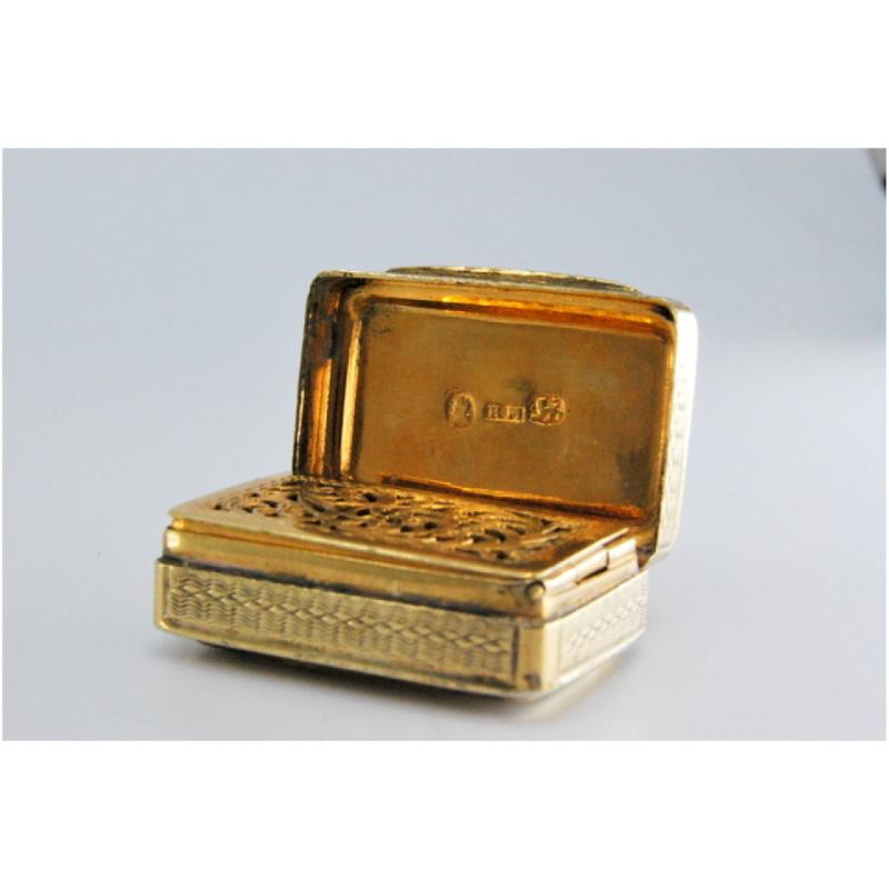 Silver-gold vinaigrette box with lid and casing engraving, George IV period For Sale 1
