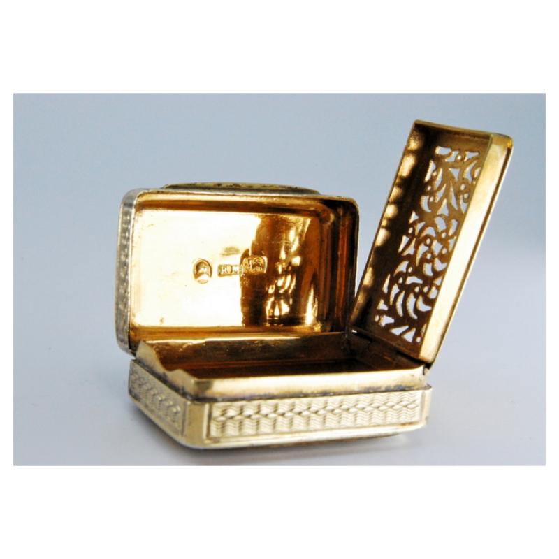 Silver-gold vinaigrette box with lid and casing engraving, George IV period For Sale 2