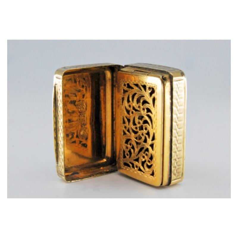 Silver-gold vinaigrette box with lid and casing engraving, George IV period For Sale 4