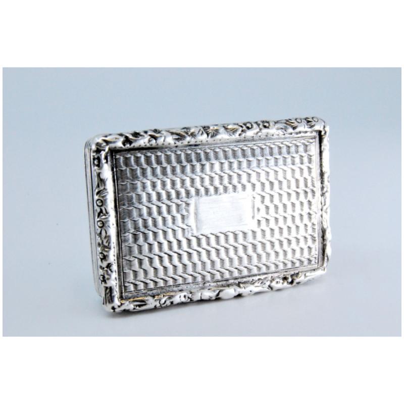 Beschreibung: Vinaigrette-Dose aus Silber und Gold mit Gravuren und Friesen auf dem Deckel aus der Zeit von Wilhelm IV. Metall: Silber - Gold. Herkunft: Englisch. Marke: Birmingham. Gewicht: 19,19 Gramm. Abmessungen: 3,9x0,9cm. Inhalt: Silber