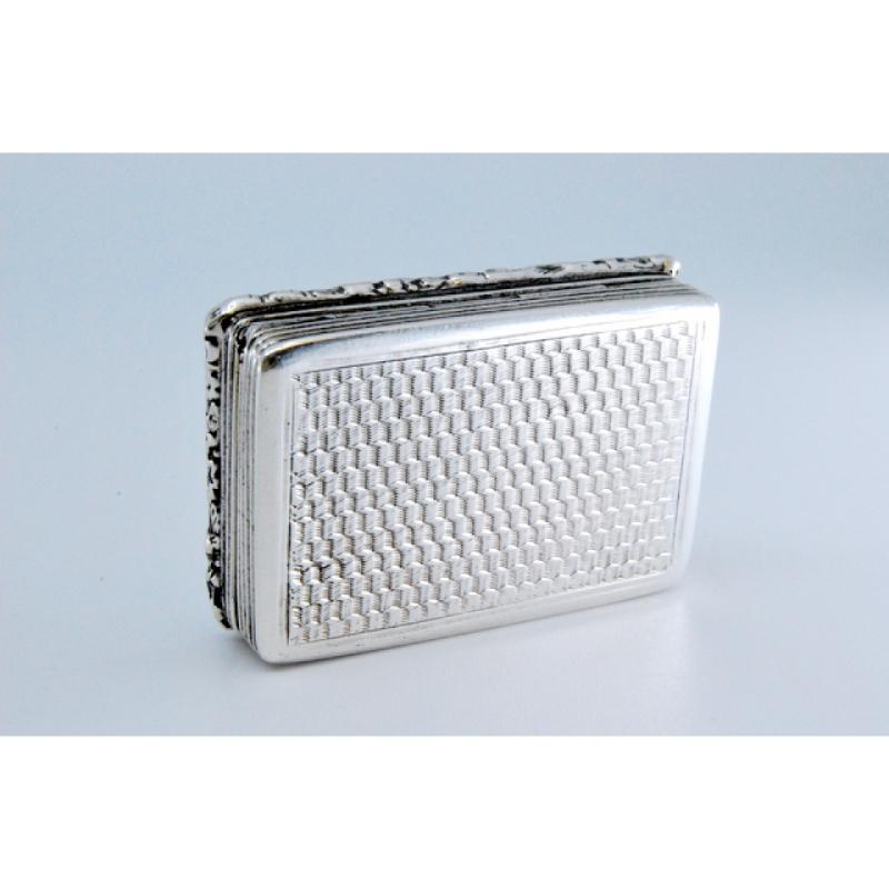 Silver-gold vinaigrette box with lid friezes, William IV period (Europäisch) im Angebot