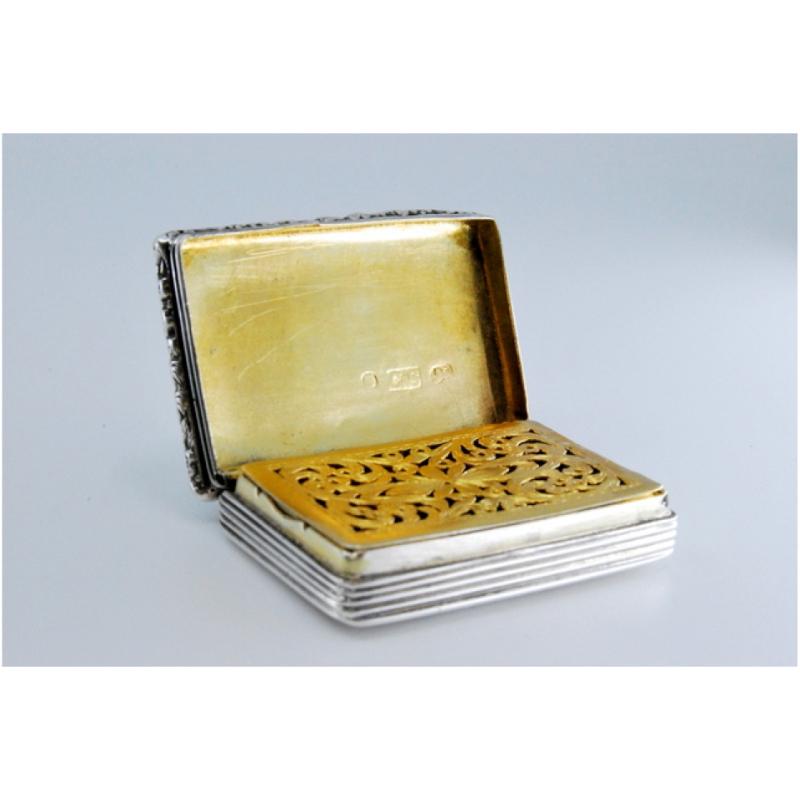 Silver-gold vinaigrette box with lid friezes, William IV period im Zustand „Gut“ im Angebot in Porto, PT
