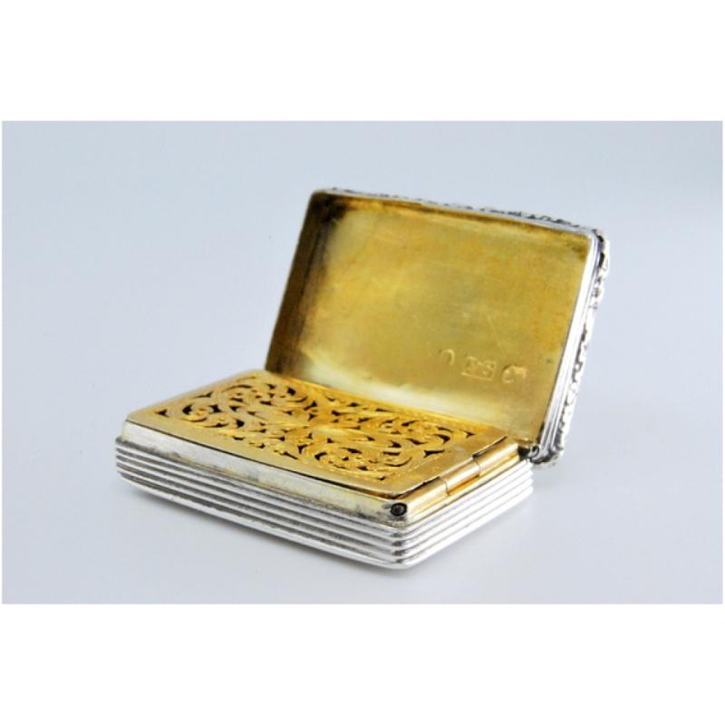Silver-gold vinaigrette box with lid friezes, William IV period (19. Jahrhundert) im Angebot