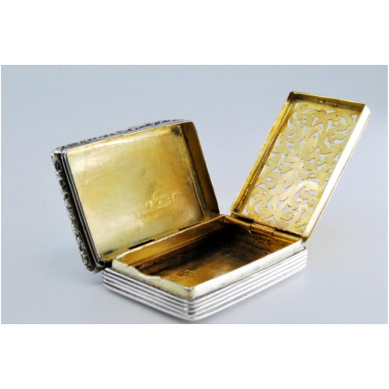 Silver-gold vinaigrette box with lid friezes, William IV period (Silber) im Angebot