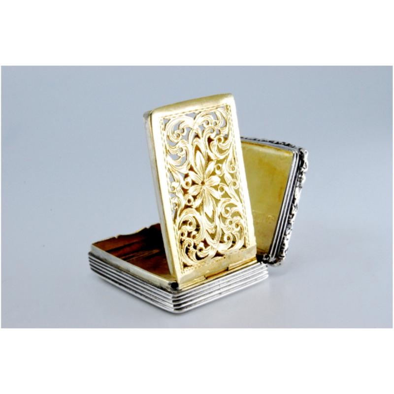 Silver-gold vinaigrette box with lid friezes, William IV period im Angebot 1