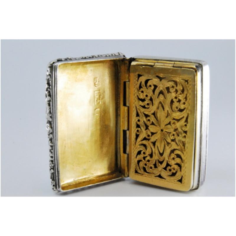 Silver-gold vinaigrette box with lid friezes, William IV period im Angebot 3