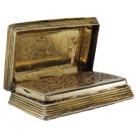 Silver-gold vinaigrette box with lid reliefs and surround friezes, George IV
