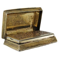 Silver-gold vinaigrette box with lid reliefs and surround friezes, George IV